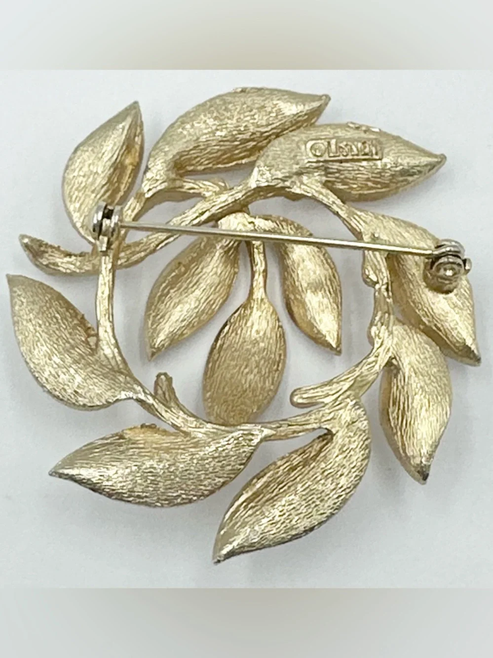Lisner Signed Vintage Leaf Wreath Gold Tone Brooch